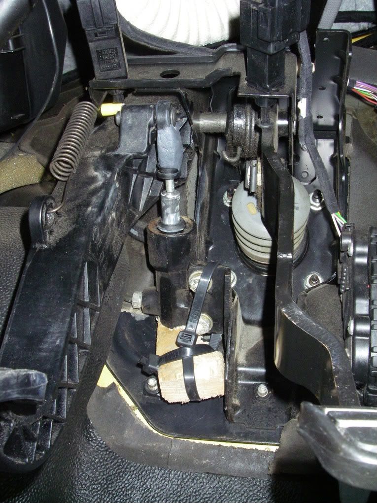 Clutch master, bracket failure. (Pedal Box Problem) Page 18 VW T4